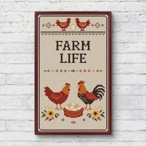Puede incluir: Obra de arte en punto de cruz enmarcada con temática de granja. El diseño presenta el texto "FARM LIFE" en letras negritas, junto con imágenes de gallinas, huevos y girasoles. La paleta de colores incluye tonos de marrón, rojo y amarillo sobre un fondo beige.