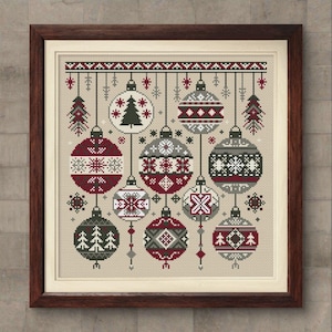 Peut inclure: Un motif de point de croix représentant une collection d'ornements de Noël rouges, blancs et verts avec des motifs de flocons de neige et d'arbres. Les ornements sont suspendus à une chaîne de perles blanches.