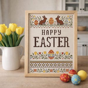 Może przedstawiać: Oprawiony haft krzyżykowy z napisem "HAPPY EASTER" w kolorze brązowym. Projekt zawiera brązowe króliki, zdobione jajka i kwiatowe wzory w kolorze żółtym, czerwonym i niebieskim. W wazonie żółte tulipany i zdobione pisanki.