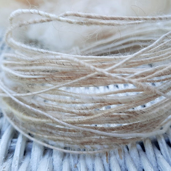 Fil de fibre dans une variété de types de fibres naturelles non colorées, y compris la laine mérinos, la laine de Teeswater, l'alpaga, le lapin angora et la soie