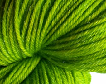 Hilo de calcetín teñido a mano Chartreuse. Superwash Merino, Tencel, Nylon