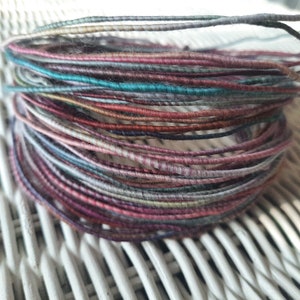 Bellissimo filo multicolore in graziosi colori autunnali. Filo di lana filato per artigianato