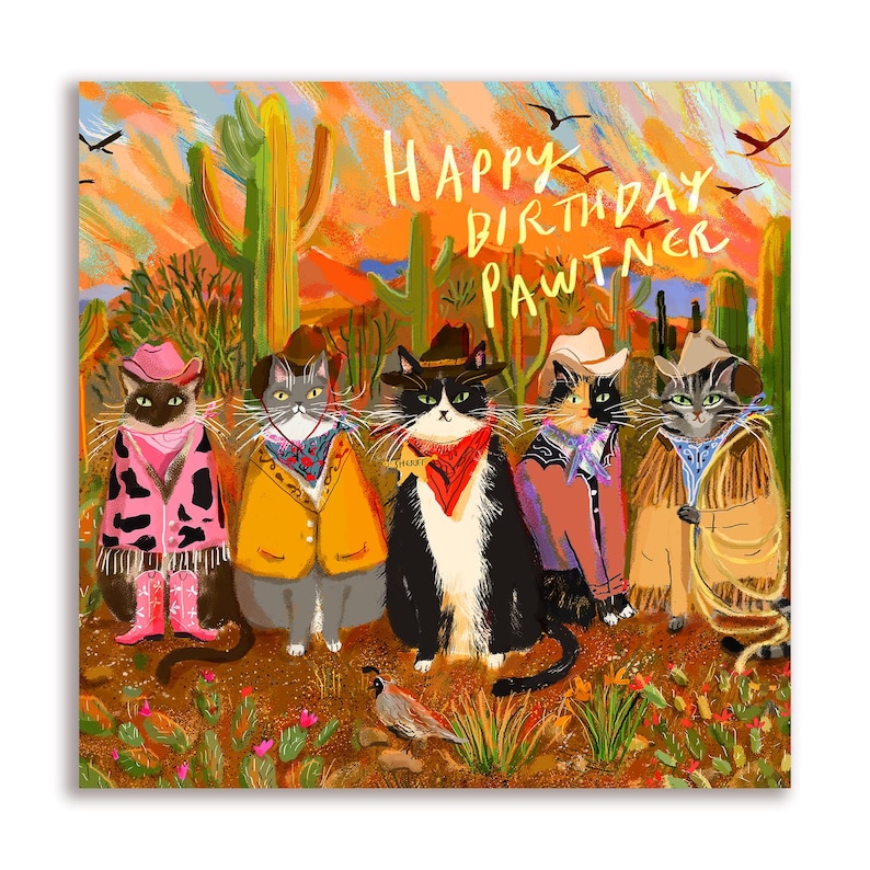 Puede incluir: Ilustraci&oacute;n colorida de cinco gatos vestidos de vaqueros en un paisaje des&eacute;rtico. Los gatos llevan sombreros de vaquero, pa&ntilde;uelos y chaquetas. El texto "HAPPY BIRTHAY PAWTNER" est&aacute; escrito en la parte superior.