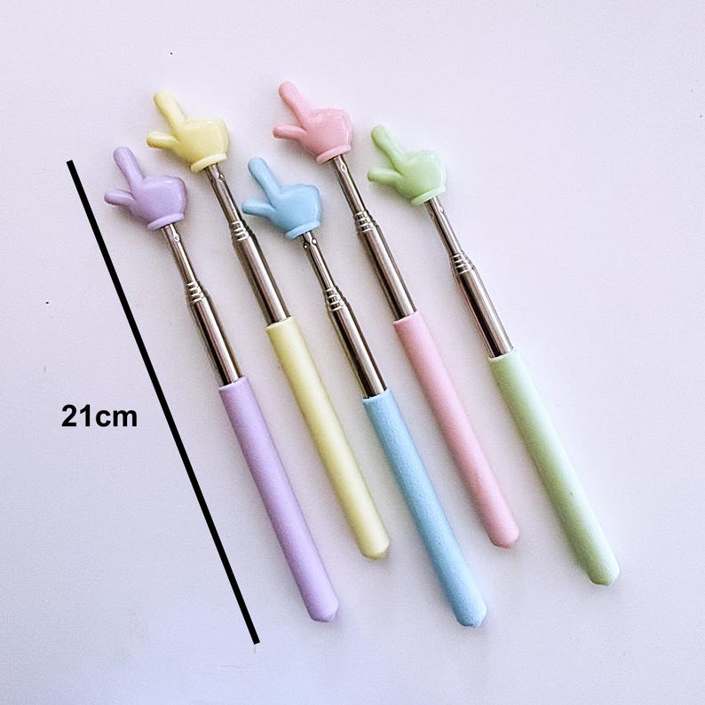 K&ouml;nnte beinhalten: F&uuml;nf farbige, einziehbare Selfie-Sticks mit handf&ouml;rmigen Griffen. Die Sticks sind 53,3 cm lang und in Pink, Hellblau, Gelb, Gr&uuml;n und Lila erh&auml;ltlich.