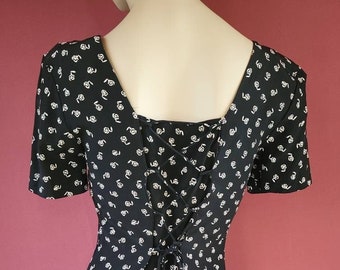 Marmie West Brand 1990's Black and White Floral Print Tie Back Scoop Neck Knee Length Fit and Flare Woman's Short Sleeve Skater Dress