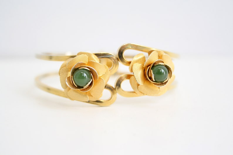 Vintage Gold Tone and Green Jewel Retro Clasp Bracelet