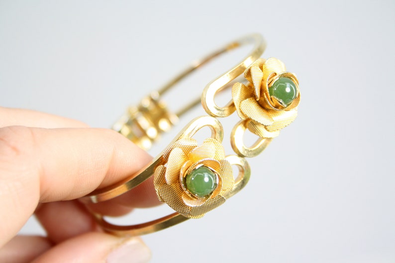 Vintage Gold Tone and Green Jewel Retro Clasp Bracelet