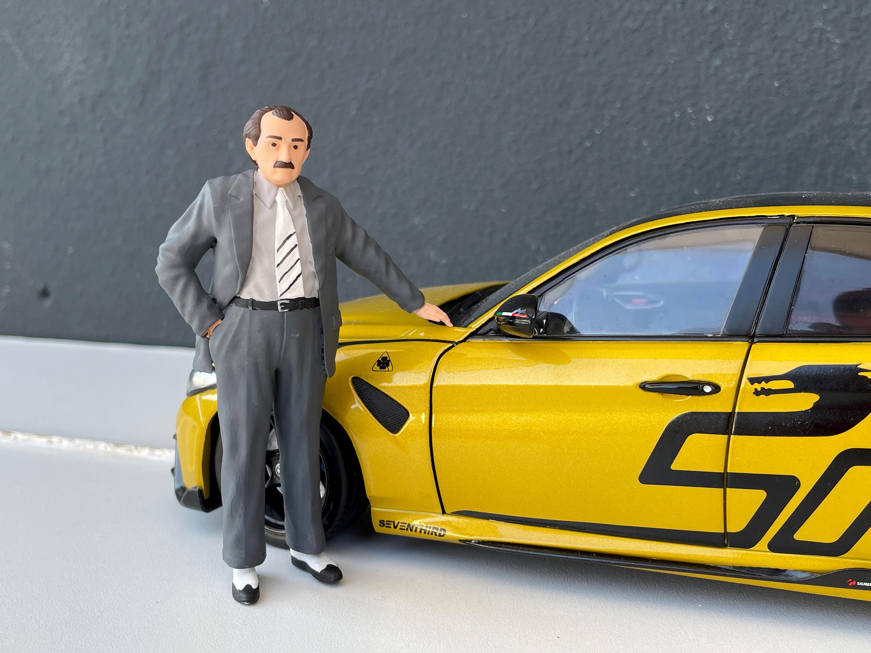 FIGURINE 1/18 FERDINAND PORSCHE CHAPEAU VROOM NOT PEINT