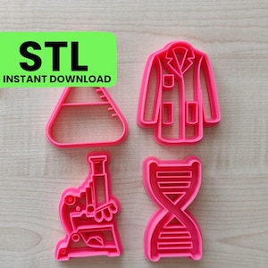 Könnte beinhalten: Ein Set aus vier rosafarbenen Plastik-Ausstechern in Form eines Bechers, eines Laborkittels, eines Mikroskops und einer Doppelhelix. Die Ausstecher sind zum Ausstechen von Keksen mit wissenschaftlichem Thema gedacht.