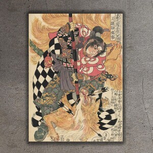 Può includere: Una stampa giapponese su legno che raffigura un guerriero samurai con una veste a motivi rossi e neri, a cavallo di una grande bestia mitica bianca con una lunga e fluente criniera. Il guerriero tiene una spada e ha un'espressione determinata sul viso.