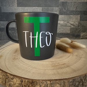 Personalisierte Tasse mit Name – Schwarze Kaffeetasse mit Buchstabe und Namen – Geschenk für Frauen, Männer, Kollegin, Freund