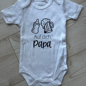 Babybody &quot;Auf dich Papa&quot; | Geschenk zur Geburt für Papa | Baby Geschenk Vatertag | Lustiger Body für Jungen & Mädchen | Babyoutfit Papa