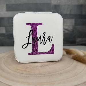 Personalisierte Schmuckbox mit Name & Initiale – Geschenkidee für Frauen, Mädchen + Teenager – Reise-Schmuckkästchen mit Glitzer