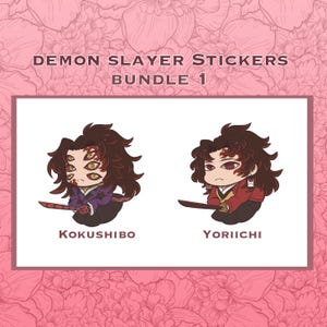 Könnte beinhalten: Zwei Demon Slayer Charakteraufkleber, Kokushibo und Yoriichi, im Cartoon-Stil. Die Aufkleber befinden sich auf einem weißen Hintergrund mit den Namen der Charaktere unter jedem Aufkleber.