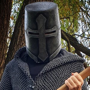 Puede incluir: Una taza de cerámica blanca con un asa negra y el texto "But First, Coffee" en negro, en negrita. La taza está sobre una superficie blanca.