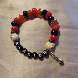 Pulsera inspirada en Alastor de Hazbin Hotel.