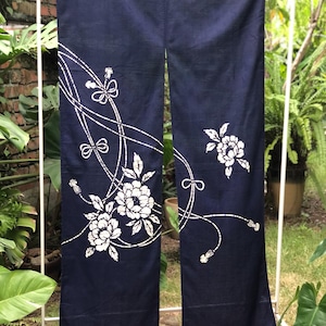 Indigo Noren Vorhang: Florale Libelle Shibori Stil - Japanisches Wohndekor