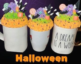 Adorno de taza de Halloween con efecto de nata montada.