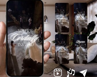 Puede incluir: Una plantilla de invitación de boda digital en la pantalla de un teléfono inteligente, con una escena oscura y atmosférica de una pareja en el altar con niebla blanca. El texto dice YOU'RE Cordially INVITED, TO CELEBRATE THE UNION OF, 07.17 20XX, MARHA & AMREZ y Program.