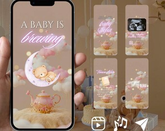 Puede incluir: Una pantalla de smartphone que muestra una plantilla de invitación digital con el texto A BABY IS brewing. El diseño presenta un fondo marrón claro, un osito de peluche durmiendo sobre una luna creciente, nubes rosas y blancas y una tetera floral.