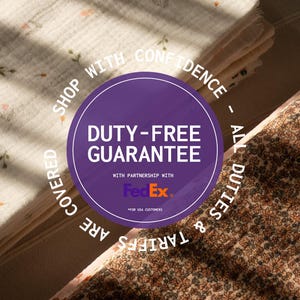 Pu&ograve; includere: Immagine di tessuto con motivi floreali e un cerchio viola con la scritta "DUTY-FREE GUARANTEE". Il testo "SHOP WITH CONFIDENCE - ALL DUTIES & TARIFFS ARE COVERED" circonda il cerchio. &Egrave; visibile anche il logo FedEx.