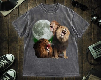 ライオンムーンTシャツ、咆哮するライオンのグラフィックTシャツ、ビッグキャット愛好家シャツ、野生動物の美的ユニセックストップス、サファリ動物Tシャツ、自然愛好家へのギフト