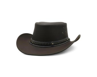 Puede incluir: Un sombrero de color marrón oscuro con ala ancha y curvada y copa plana. El sombrero presenta una banda decorativa con textura trenzada, costuras blancas y pequeños remaches metálicos. Se aprecian tres pequeños ojales de ventilación.