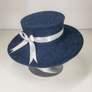Elegante marineblauwe hoed met brede rand met wit lint Melanie geïnspireerde formele jurk hoed dames bruiloft, theekransje, derbyhoed, ascot-hoed cadeau voor haar