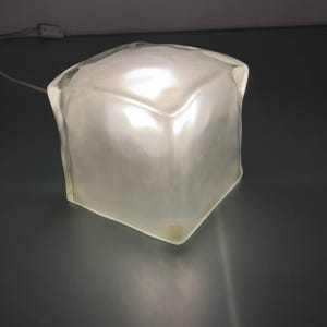 IKEA Iviken ijsblokjeslamp | Vintage Scandinavisch glas jaren 90 | Gematteerde brutalistische tafellamp | Zware geometrische gloed afbeelding 5