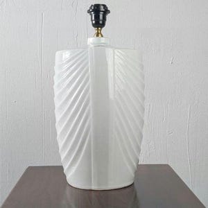 Base per lampada in ceramica drappeggiata Art Déco vintage / Illuminazione architettonica anni '80