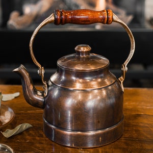 Théière en cuivre faite main, bouilloire à thé en cuivre avec manche en bois, bouilloire en cuivre de style vintage, bouilloire à thé sur la cuisinière
