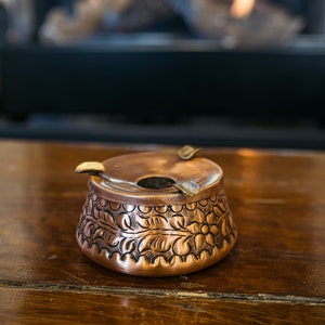Handgjord kopparaskfat med lock, präglat askfat, askfat i vintagestil, rustikt askfat, present till pappa, present till make