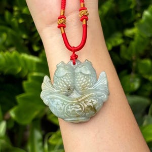 翡翠 魚彫刻 ペンダント ダークグリーン ジェイド ダブル フィッシュ ペンダント、50 mm