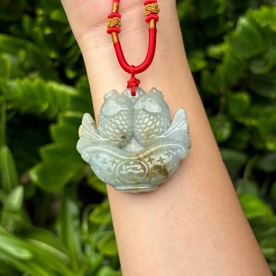 Aミャンマー産翡翠 ネックレス 2匹の魚の彫刻