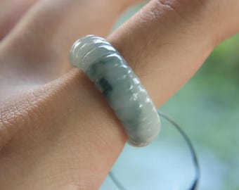 Natürlicher Jadeit Spiralring: Hellgrüner Stein, handgemachter Schmuck