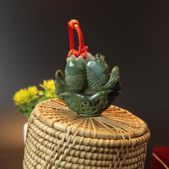 Aミャンマー産翡翠 ネックレス 2匹の魚の彫刻