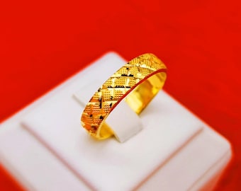 Vintage 24K Yellow Gold Wedding Ring: Classic Gypsophila Design