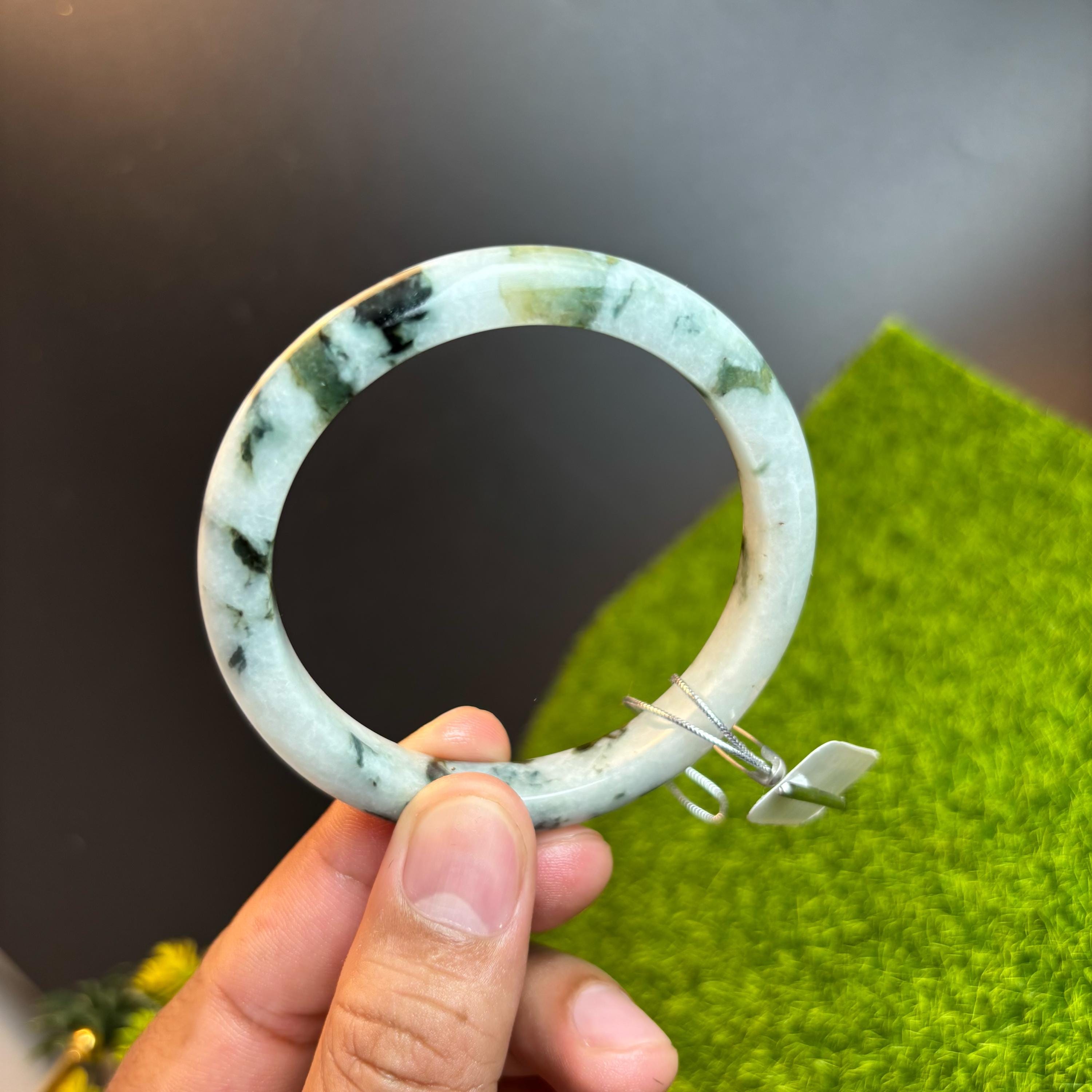 パワーストーン　高級　良質　翡翠　バングル　【健康、繁栄、福徳、長寿、幸福】 58 mm ビルマ産翡翠バングル：グレードA天然グリーン翡翠ブレスレット