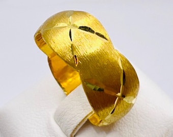24K Yellow Gold Wedding Ring: Vintage Style Gypsophila Band