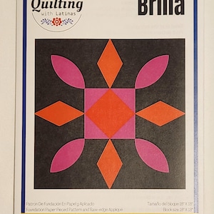 Puede incluir: Un patrón de quiltado en papel titulado "Brilla" con un diseño geométrico en naranja y rosa sobre fondo negro. El tamaño del bloque es de 45,7 cm x 45,7 cm. El logotipo "Quilting with Latinas" está en la parte superior.