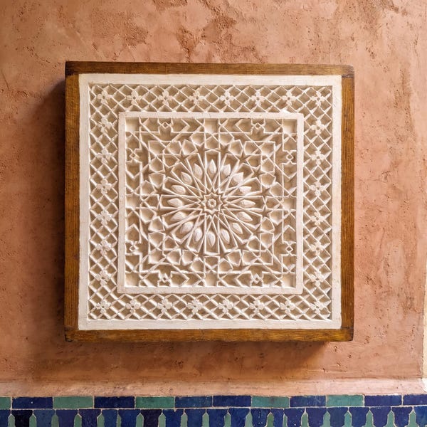 Arte mural de yeso tallado a mano: decoración marroquí artesanal para el hogar.