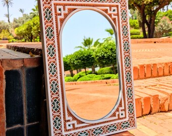 モロッコ風アーチ型壁掛けミラー：華やかな金彩のイスラム美術装飾