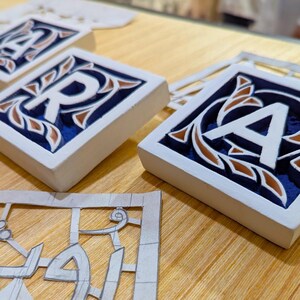 Letrero con letras del alfabeto en yeso tallado, alfabeto para pintar en la pared, nombres personalizados con estampado floral, letras talladas a mano, regalo único de aniversario.