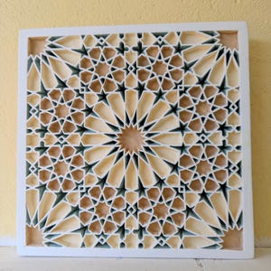 Puede incluir: Un juego de tres tazas de cerámica con acabado mate moteado. Las tazas son de color crema, gris claro y gris oscuro. Cada taza tiene un diseño simple y minimalista.