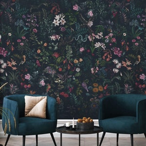 Nächtliche Tropische Blumentapete | Wandbild Dunkle Blumen und üppiges Laub
