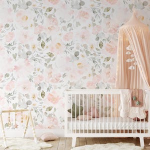 Carta da parati con fiori e petali morbidi ad acquerello per bambini / Murale con motivo floreale delicato