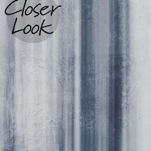 K&ouml;nnte beinhalten: Abstrakter Kunstdruck mit vertikalen Streifen in Blau und Wei&szlig;, die einen strukturierten, verschwommenen Effekt erzeugen. Die Worte "Closer Look" stehen in schwarzer Schrift in einem grauen Kreis.