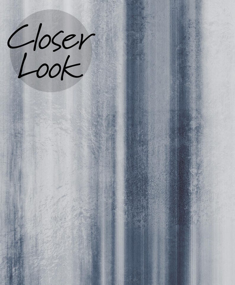 K&ouml;nnte beinhalten: Abstrakter Kunstdruck mit vertikalen Streifen in Blau und Wei&szlig;, die einen strukturierten, verschwommenen Effekt erzeugen. Die Worte "Closer Look" stehen in schwarzer Schrift in einem grauen Kreis.