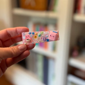 Presilha de cabelo de resina kawaii – Caixa de leite com glitter e presilha Matryoshka – Acessório fofo para cabelo pré-adolescente em tons pastéis – Presilha única feita à mão