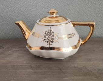 Tetera vintage Hall USA "Baltimore" de forma cuadrada, color crema y dorado, para 6 tazas, modelo 0178 MCM Retro